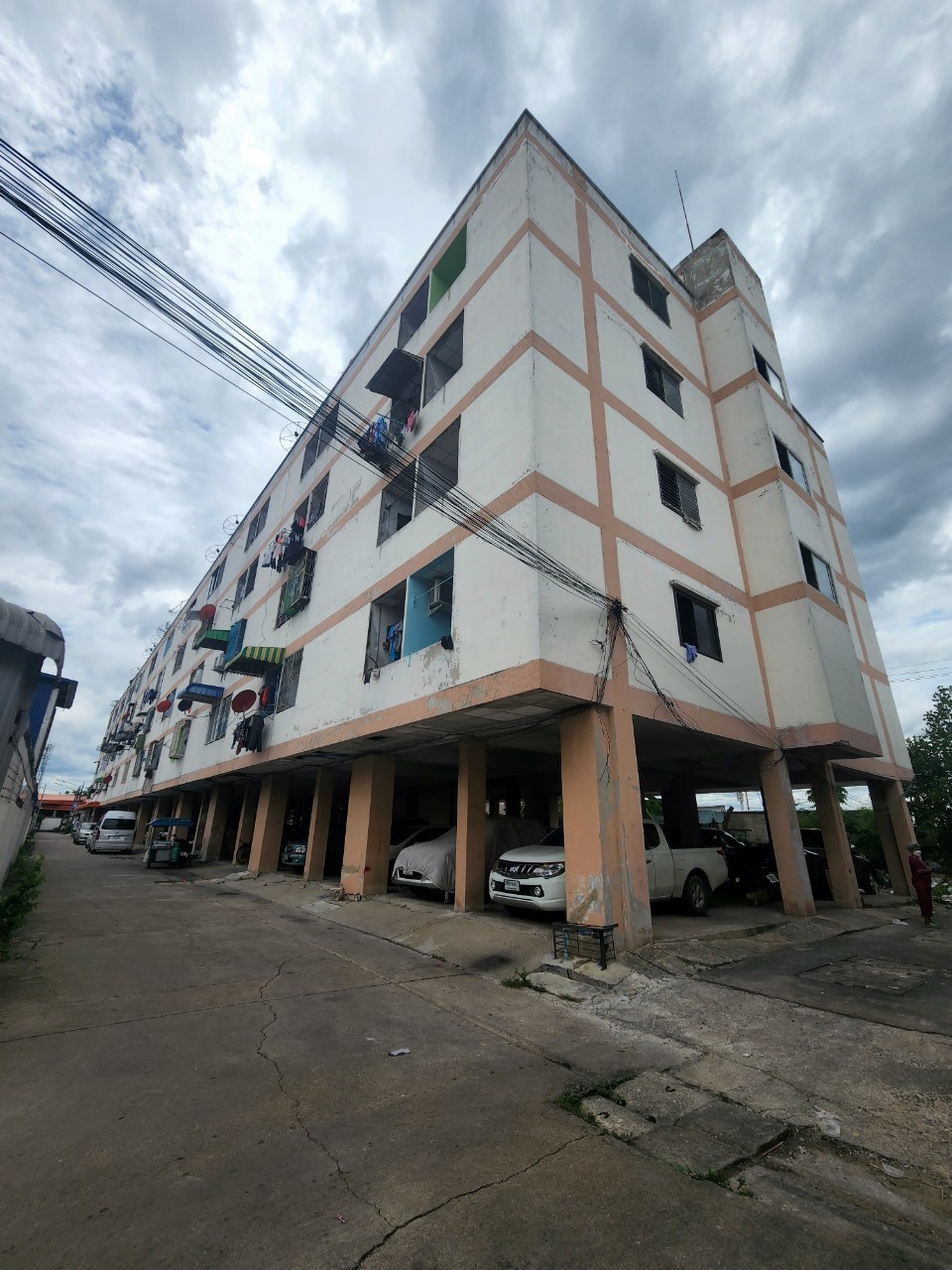 ขายห้องชั้น 2 เนื้อที่ 23 ตารางเมตร อยู่ใกล็บิ๊กซีอ้อมใหญ่ ซอยเพชรเกษม 130 ข้างปั้ม PTT อ้อมน้อย