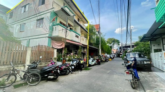 ขายอาคารพาณิชย์ และบ้านพักอาศัย ในคูเมืองเชียงใหม่ 80 ตร.ว. 3 ชั้น