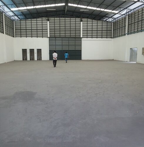 ให้เช่าโรงงานให้เช่าโกดังอยู่อำเภอศรีราชาจังหวัดชลบุรีอยู่ติดถนนมอเตอร์เวย์เข้าออกสะดวกมีเนื้อที่ขนาดหนึ่งไร่พื้นที่ใช้สอยในตัว อาคาร 800 ตารางเมตรเทพื้นคอนกรีตเต็มพื้นที่ 1600 ตารางเมตร