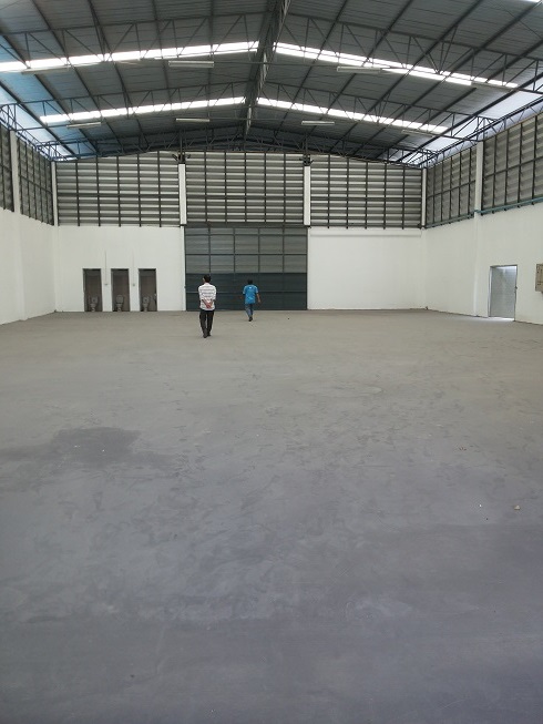 ให้เช่าโรงงานให้เช่าโกดังอยู่อำเภอศรีราชาจังหวัดชลบุรีอยู่ติดถนนมอเตอร์เวย์เข้าออกสะดวกมีเนื้อที่ขนาดหนึ่งไร่พื้นที่ใช้สอยในตัว อาคาร 800 ตารางเมตรเทพื้นคอนกรีตเต็มพื้นที่ 1600 ตารางเมตร