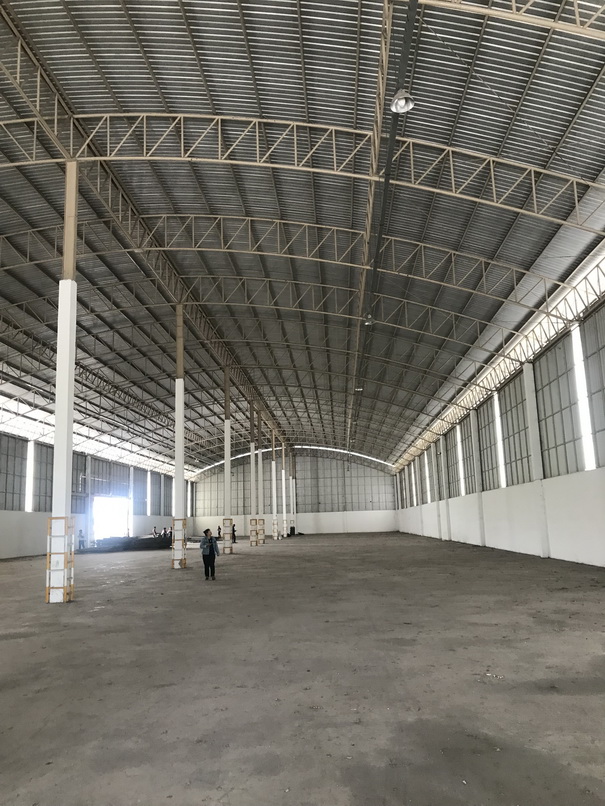 โกดังให้เช่าให้เช่าโกดังอยู่ใกล้นิคมอมตะชลบุรีพร้อมใช้งาน อยู่ถนนเส้นบ้านเก่าพานทองอำเภอพานทองจังหวัดชลบุรีโกดังมีเนื้อที่ขนาด