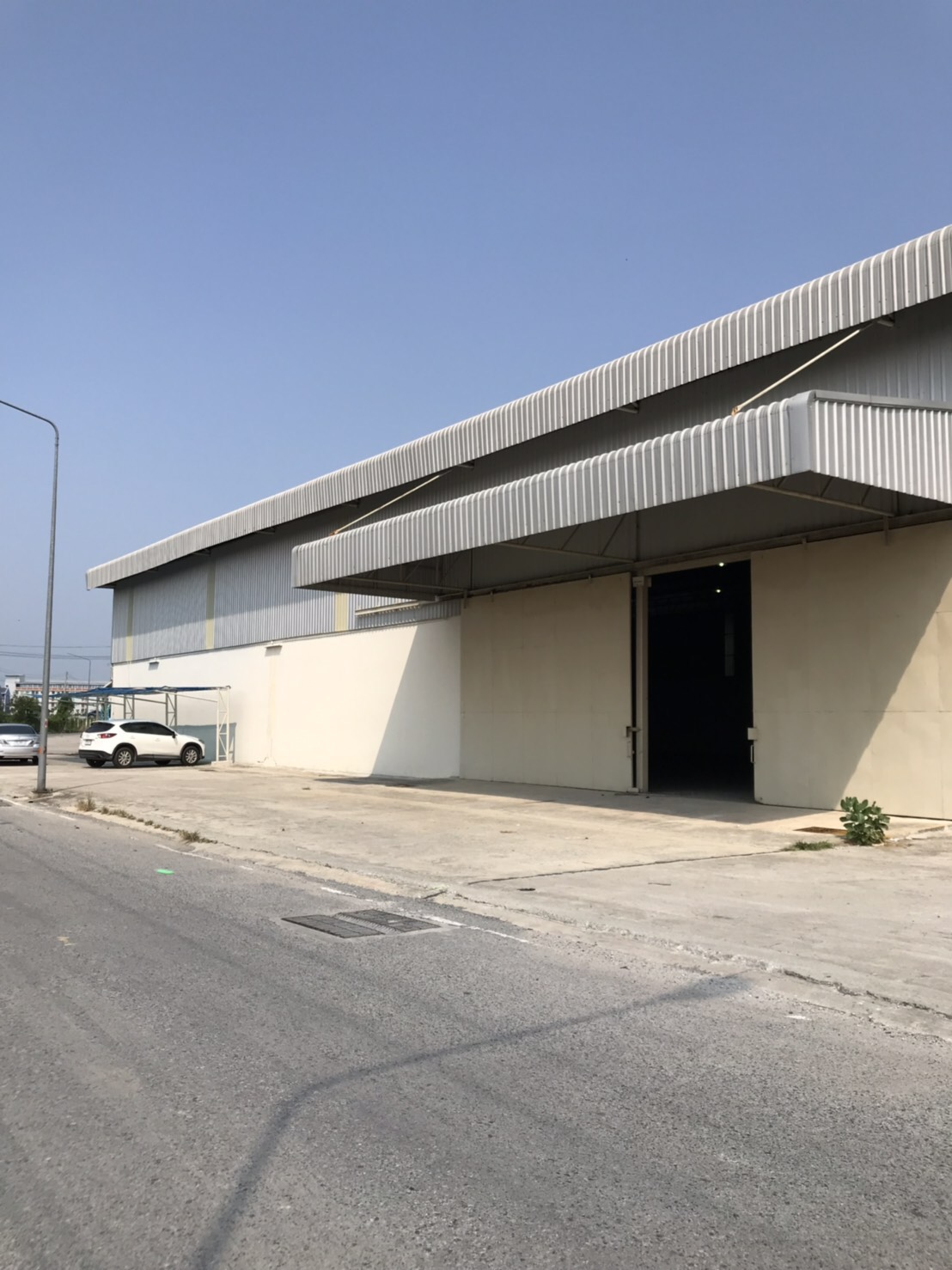 โกดังให้เช่าให้เช่าโกดังอยู่ใกล้นิคมอมตะชลบุรี อยู่ถนนเส้นบ้านเก่าพานทองอำเภอพานทองจังหวัดชลบุรี