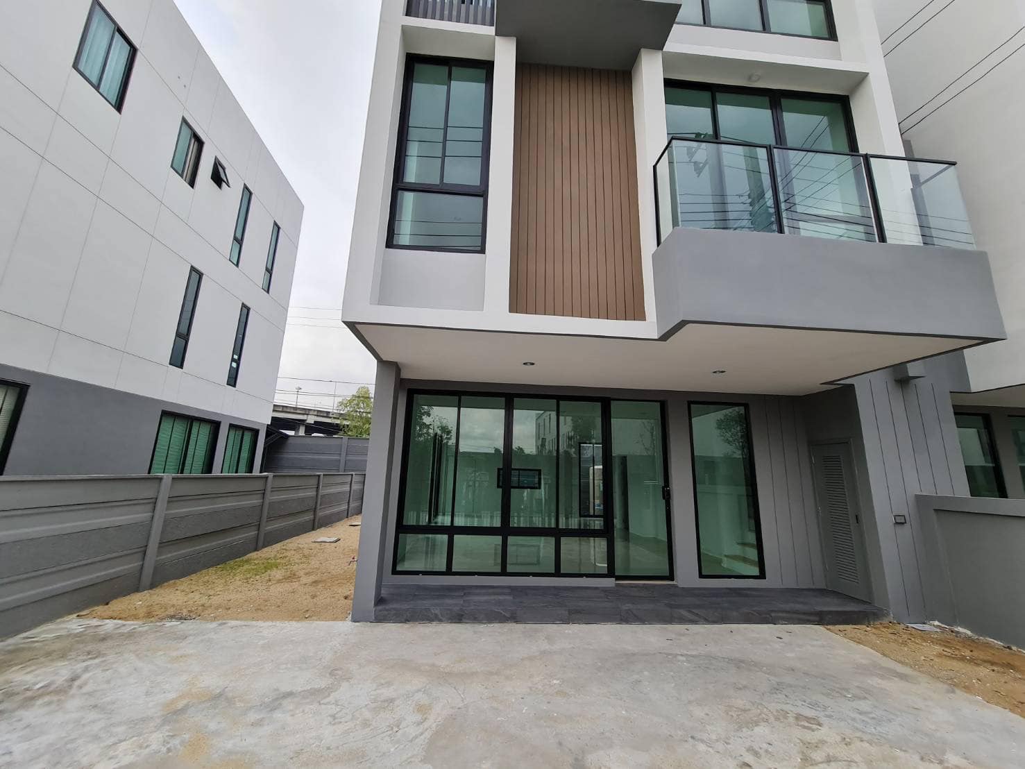 ให้เช่าบ้าน Nue noble connex house donmueang ขนาด 46 ตรว 3ห้องนอน 60,000 บาทเดือน 0958195559