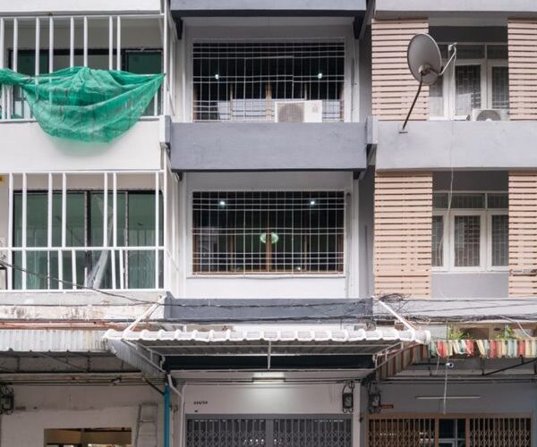 ขายด่วน – ทำเลดี / ตึกแถวใกล้จุฬาฯ 4.5 ชั้น แยกสะพานเหลือง ถ.พระราม4 3-นอน 3-น้ำ โทร 085-888-4404