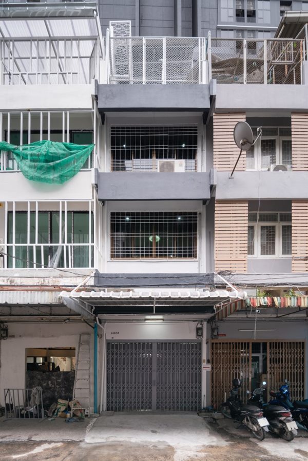 ขายด่วน – ทำเลดี / ตึกแถวใกล้จุฬาฯ 4.5 ชั้น แยกสะพานเหลือง ถ.พระราม4 3-นอน 3-น้ำ โทร 085-888-4404