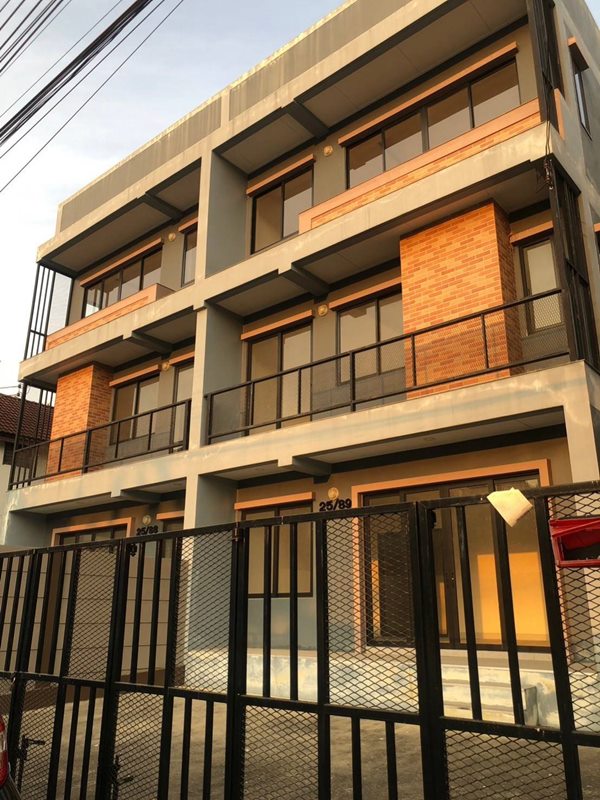 ขายถูก ตึก 2 คูหา 3ชั้น ใหม่ รัชดา36 ซ.เสือใหญ่อุทิศ ทำเลดีเดินทางสะดวก เข้า-ออกได้หลายทาง โทร 063-241-9775