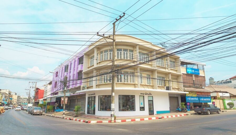 ขาย อาคารพาณิชย์ 3 ชั้น อยู่หัวมุม ต.ในเมือง อ.เมืองร้อยเอ็ด ใกล้บึงพลาญชัย Tel. 063-289-7879