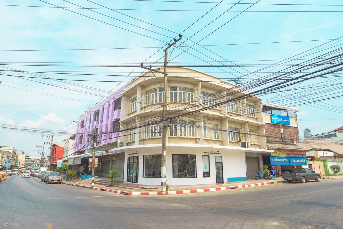 ขาย อาคารพาณิชย์ 3 ชั้น อยู่หัวมุม ต.ในเมือง อ.เมืองร้อยเอ็ด ใกล้บึงพลาญชัย Tel. 063-289-7879