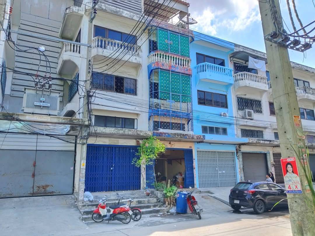 ขายอาคารพาณิชย์ 3.5 ชั้น หมู่บ้านดีเค ซอย 30 สภาพดี วิวหลังบ้านสวย เจ้าของขายเอง โทร 095-165-3654
