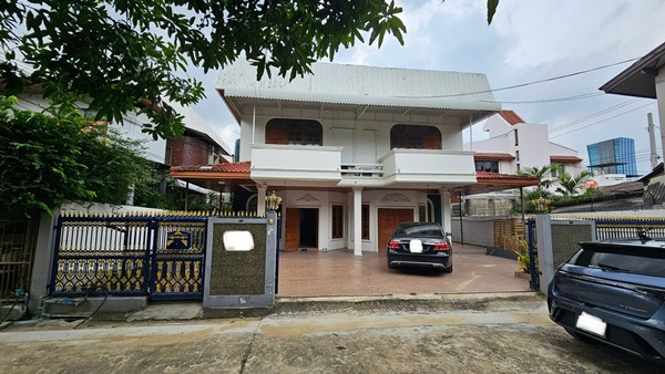 ขายด่วน! บ้านเดี่ยว 2 ชั้น พร้อมผู้เช่า ใจกลางย่านอารีย์ พหลโยธิน ตกแต่งพร้อมอยู่ โทร 061-982-9696