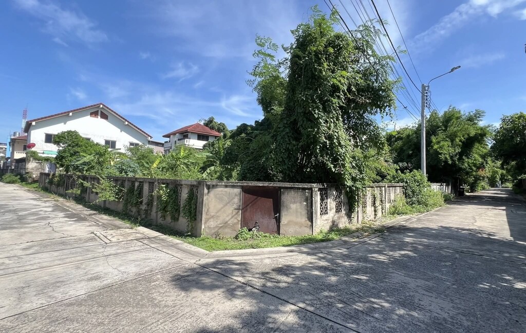 ที่ดินแปลงมุมหายาก ถมแล้ว พร้อมสร้าง