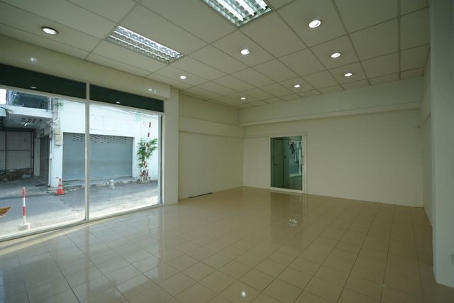 ให้เช่าอาคารพาณิชย์4ชั้น หลังมุม ติดริมถนนใหญ่ ลาดพร้าว-วังหิน