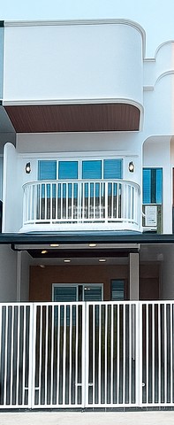 ขายทาวน์โฮม 2 ชั้น รีโนเวทใหม่ ใกล้ ถ.เลียบด่วน และ MRT ลาดพร้าว