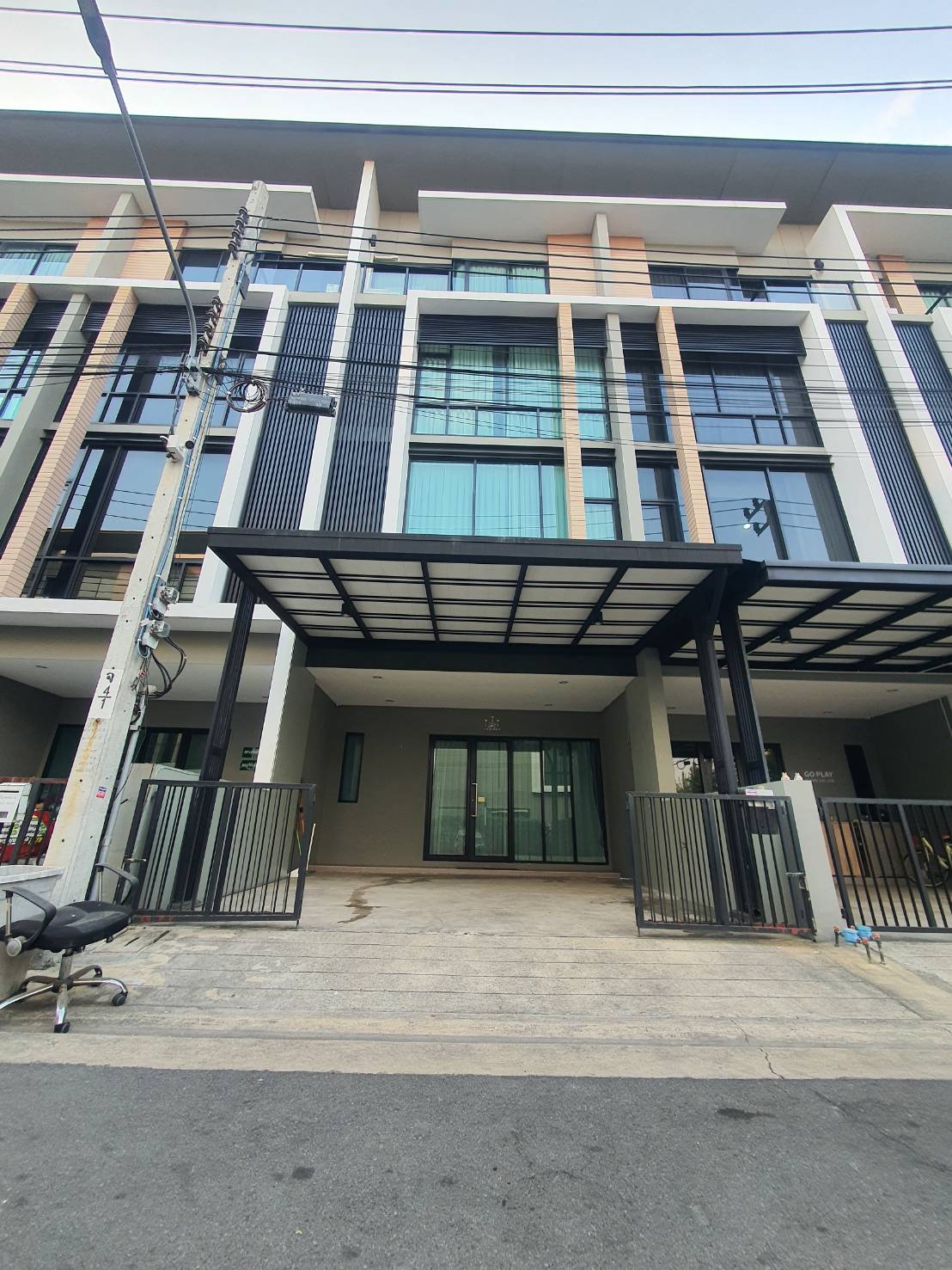 ให้เช่าออฟฟิศ ติดถนน ทำเลทอง​ ใจกลางเมือง โครงการพรีเมี่ยมเพลส 10