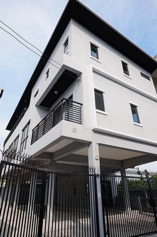 อาคาร 3 ชั้น 10 ห้องทำงาน 2 ห้องโถง 6 ห้องน้ำ ตรงข้ามเดอะไนน์