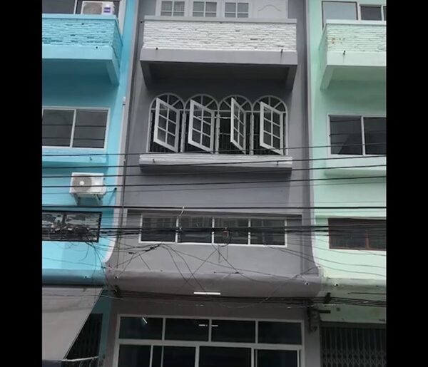 ขายตึกแถว 4 ชั้น ต่อเติมเต็ม เอกชัย 69/1 ราคา 2.1 ล้าน T. 086-4540423