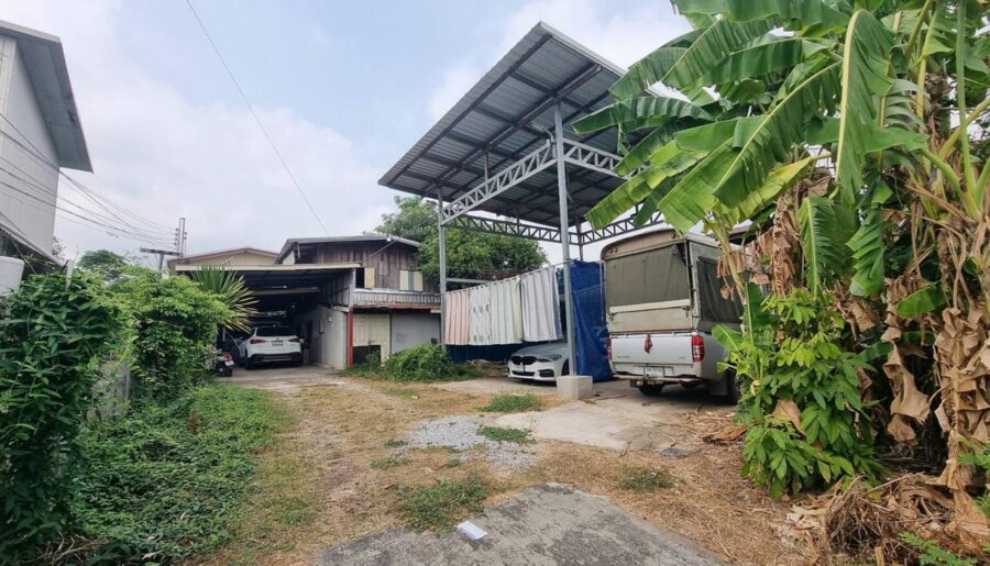 ขายที่ดินราคาถูก พร้อมบ้าน 2 ชั้น 101 ตร.ว. เมืองร้อยเอ็ด ทำเลดีเข้าออกสะดวก ใกล้แหล่งชุมชน และสถานที่สำคัญ โทร 063-2825635