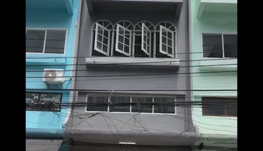 ให้เช่า ตึกแถว 4 ชั้น ต่อเติมเต็ม เอกชัย 69/1 ราคา 1หมื่นบาท/ด. บาท T. 086-4540423