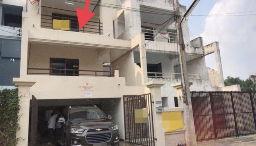 ขายทาวน์เฮ้าส์ 3 ชั้น 30 ตรว หมู่บ้านคลองหลวงโฮมเพลส ตรงข้ามแมคโครคลองหลวง โทร 0982251577