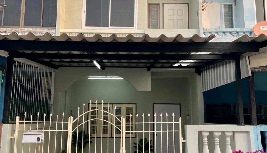 ขาย บ้านทาวน์เฮาส์ 2 ชั้น หมู่บ้านสินธานี2 ซ.รามอินทรา119 ติดถนนใหญ่ ใกล้รถไฟฟ้า โทร 0863754112
