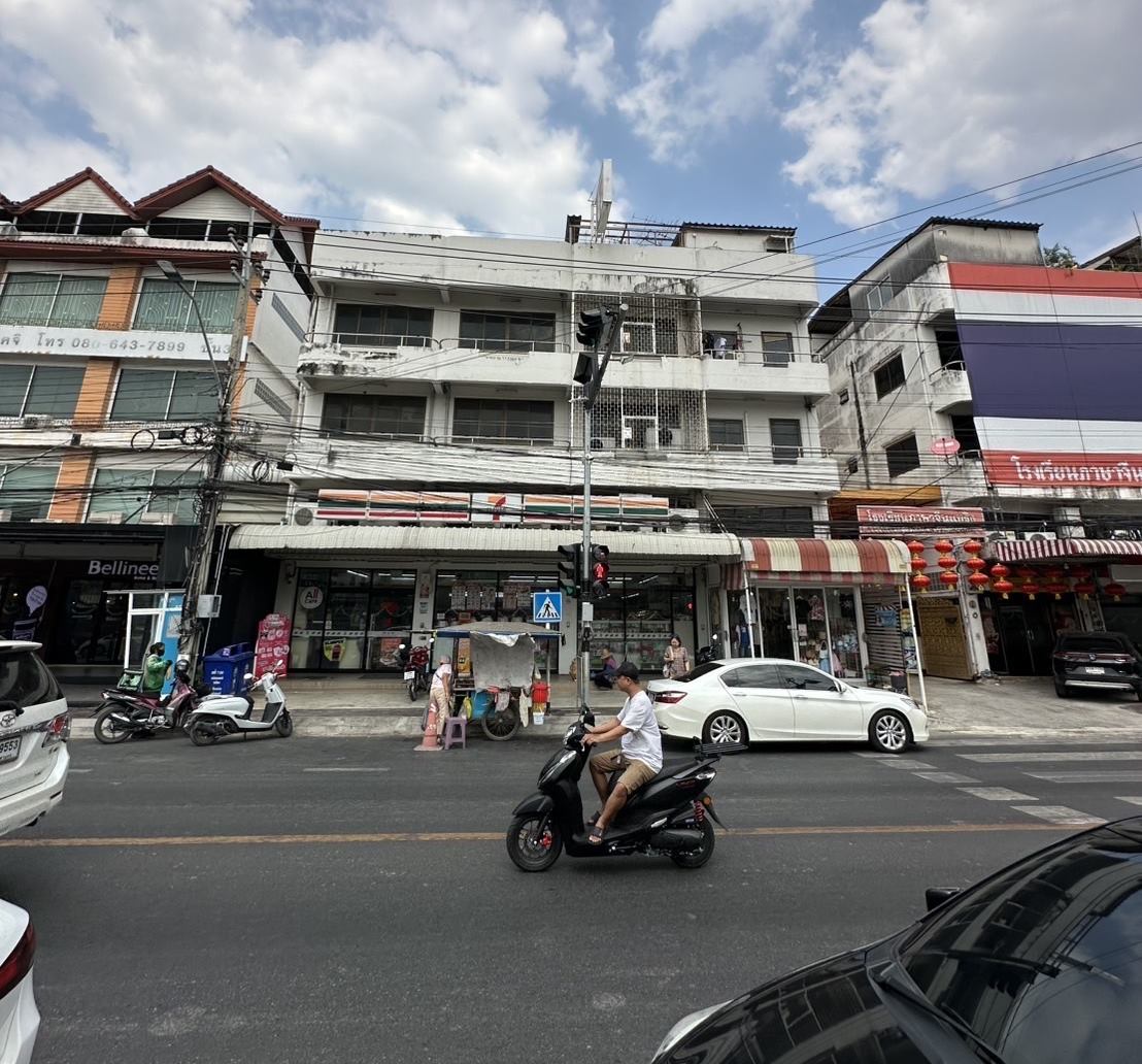 ขายตึก 3.5 ชั้น พร้อมผู้เช่า ตรงข้าม รร.เซนต์โยเซฟ ทำเลทองแบริ่ง (7-11) ซื้อแล้วรับรายได้ค่าเช่าต่อได้ทันที โทร 092-8309541