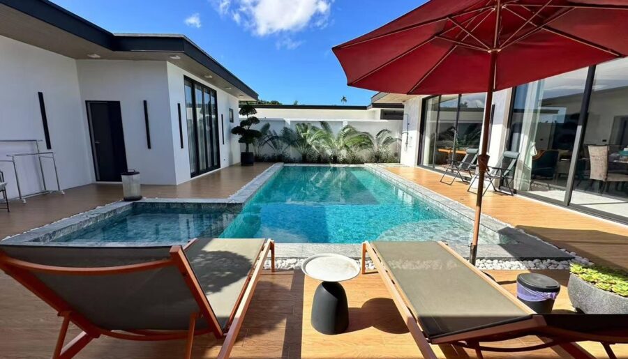 Luxury villa with a private swimming pool for sale in Phuket City. Conveniently located near shopping areas, Robinson, and ICONSIAM. For inquiries, please call 096-265-3964