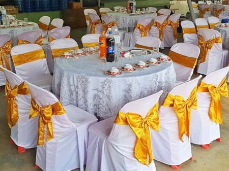 สินค้า ขาย รับผลิตผ้าคลุมเก้าอี้สกรีนชื่อ-ราคาส่ง ผ้าคลุมโต๊ะจีน-โต๊ะกลมราคาโรงงาน ขายผ้าคลุมเก้าอี้ราคาถูก สำหรับโรงแรมและอีเวนต์ทุกประเภท ถูกงานวัดงานบุญงานเลี้ยง